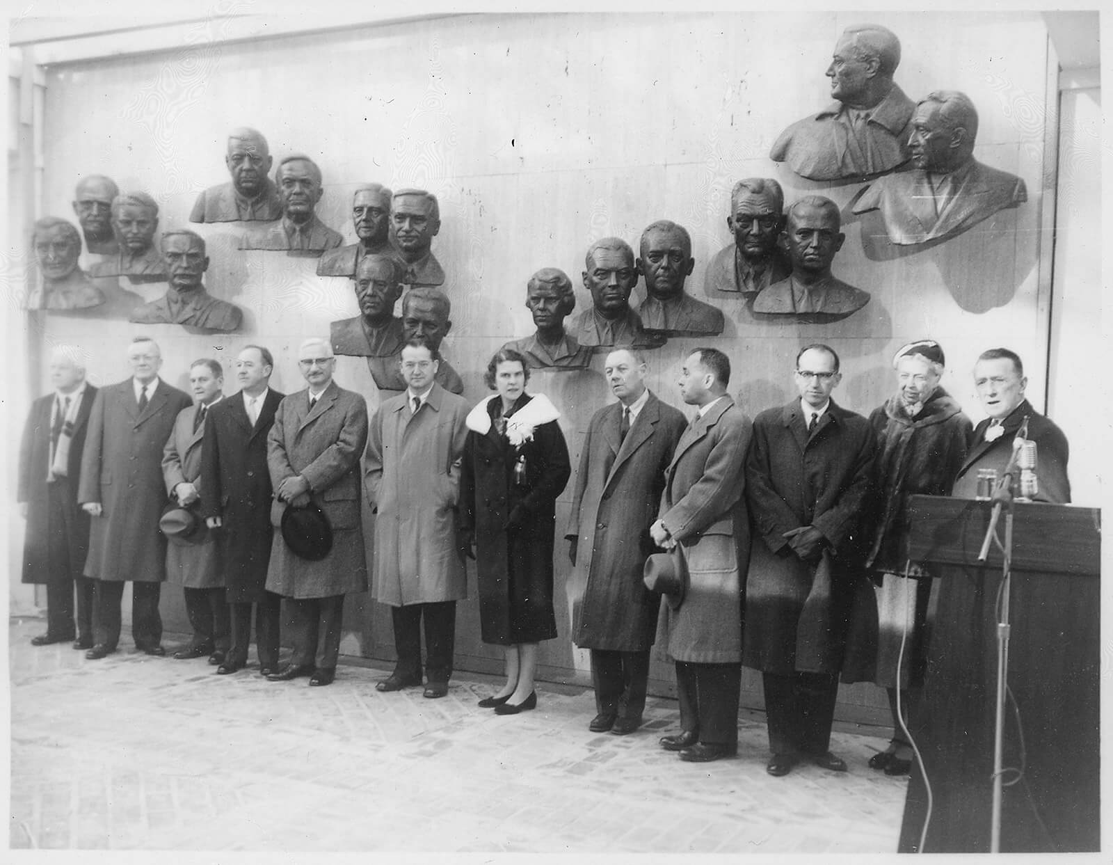 004-Eleanor_Roosevelt,_Albert_Sabin,_Jonas_Salk,_and_Basil_O'Connor_at_The_Infantile_Paralysis_Hall_of_Fame_in_Warm..